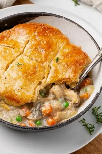 Easy Skillet Chicken Pot Pie with Puff Pastry – Cozy Fall Dinner Idea